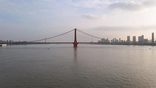 低空航拍风光城市长江江景桥梁道路立体交通天空晚霞城市素材视频的预览图