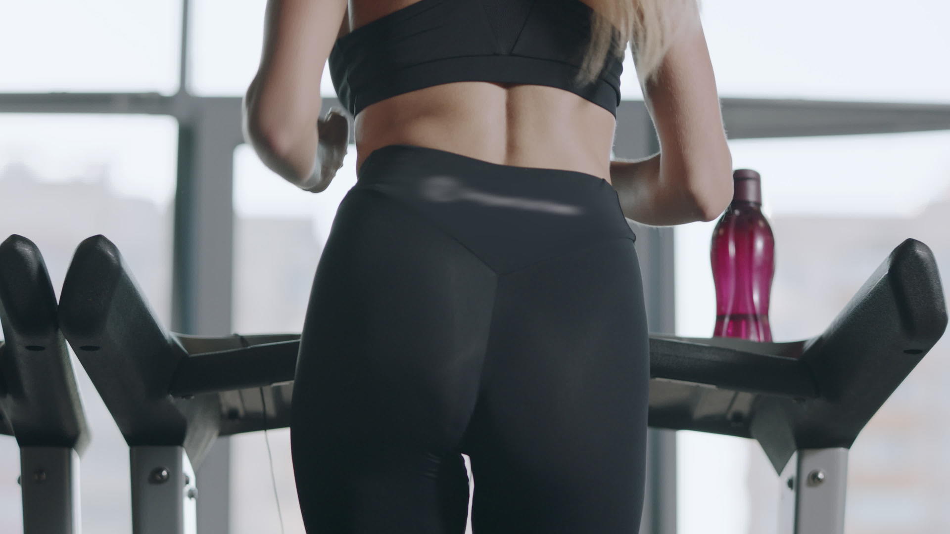 在健身运动场车看后视女训练腿部弹性运动视频的预览图