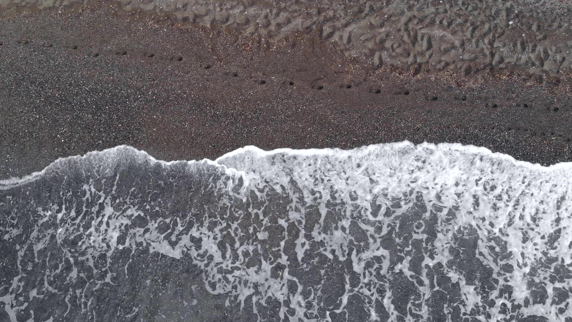 黑色沙滩上的海浪视频的预览图