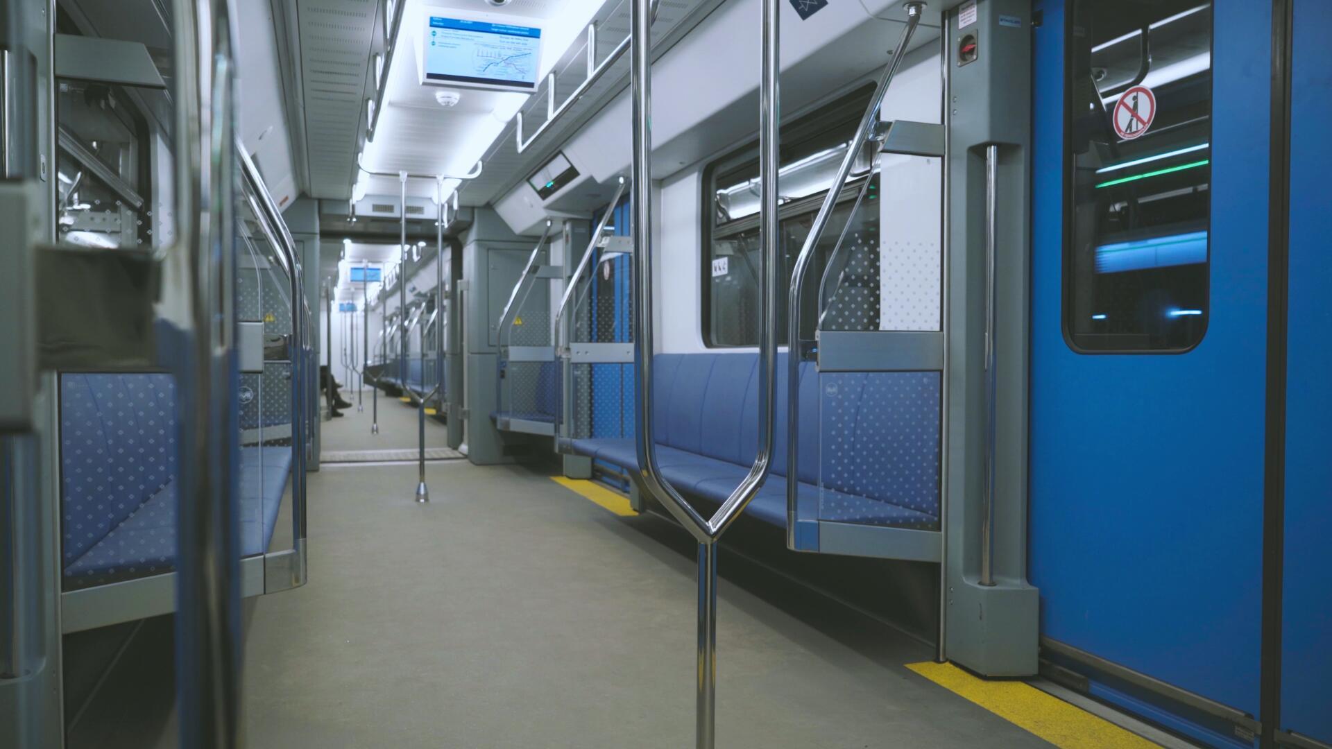 夜晚空旷末班车的地铁车厢视频的预览图