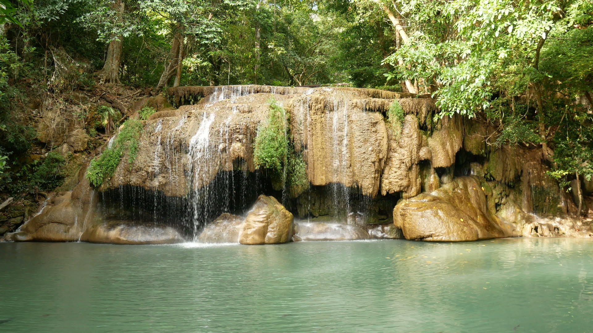 泰国北碧府四面佛瀑布热带雨林瀑布视频的预览图