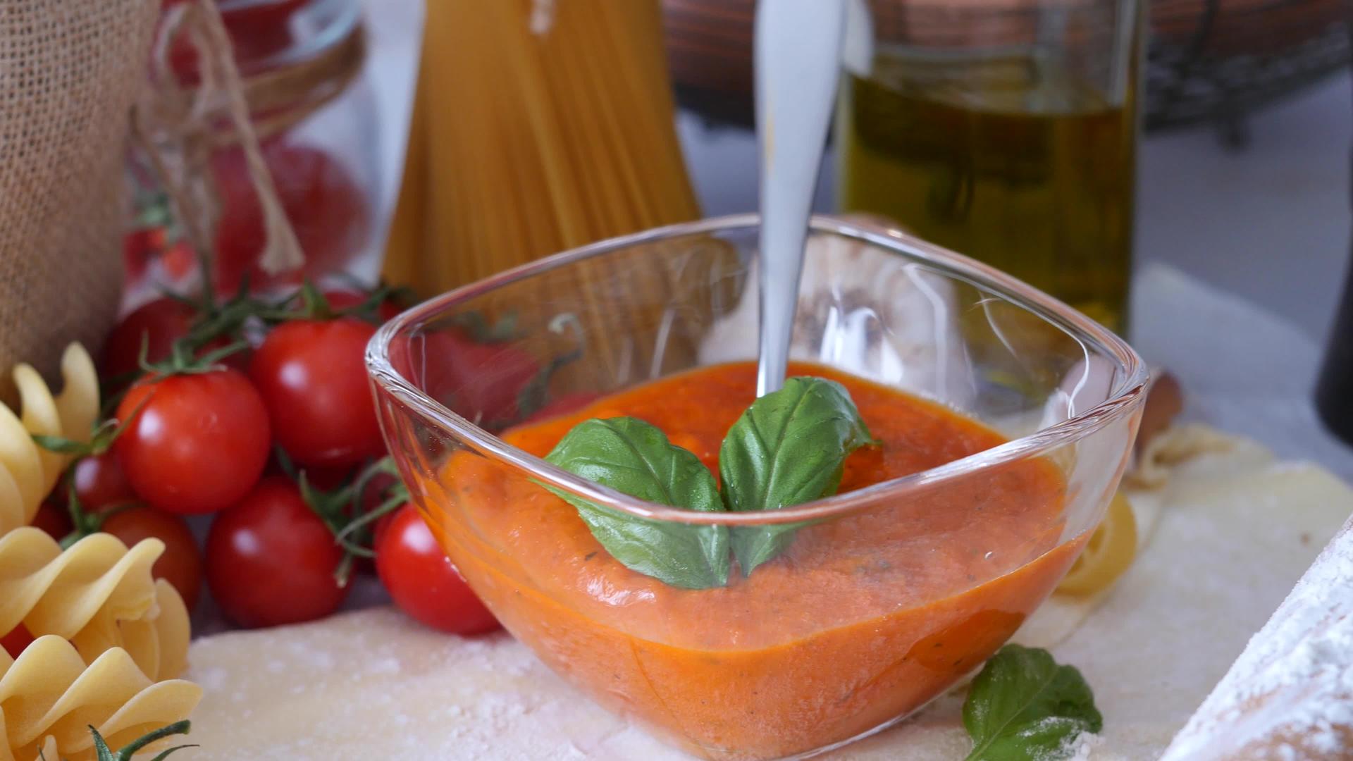 意大利面加入番茄酱和鸡蛋视频的预览图