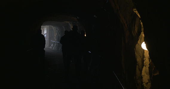 矿工离开隧道视频的预览图