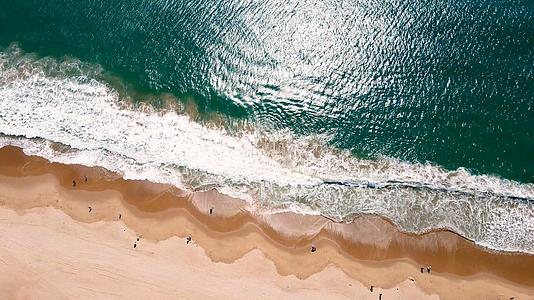 4K航拍层次分明的大海海浪拍打沙滩视频素材视频的预览图