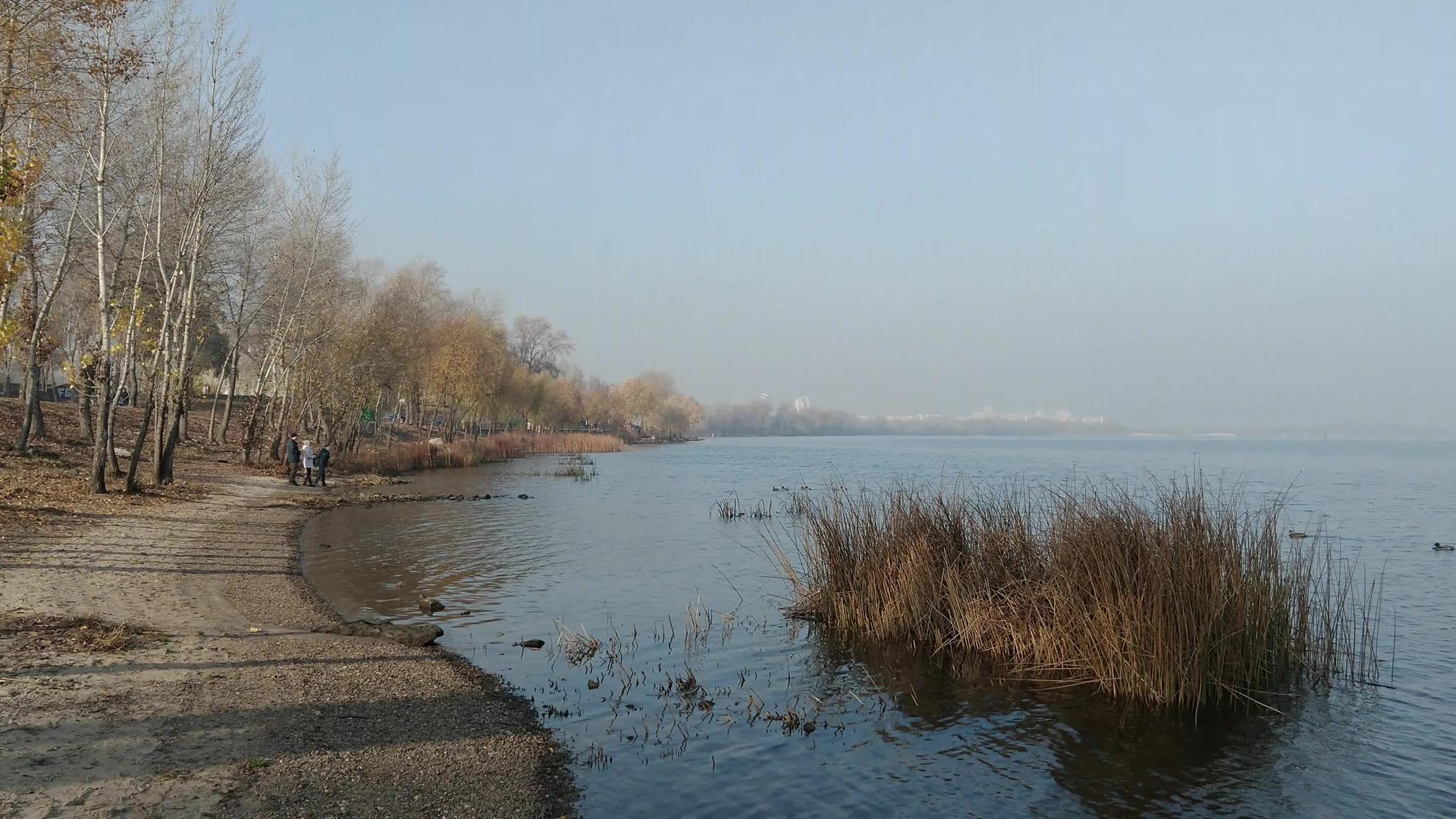 在Kiev靠近达尼伯河视频的预览图