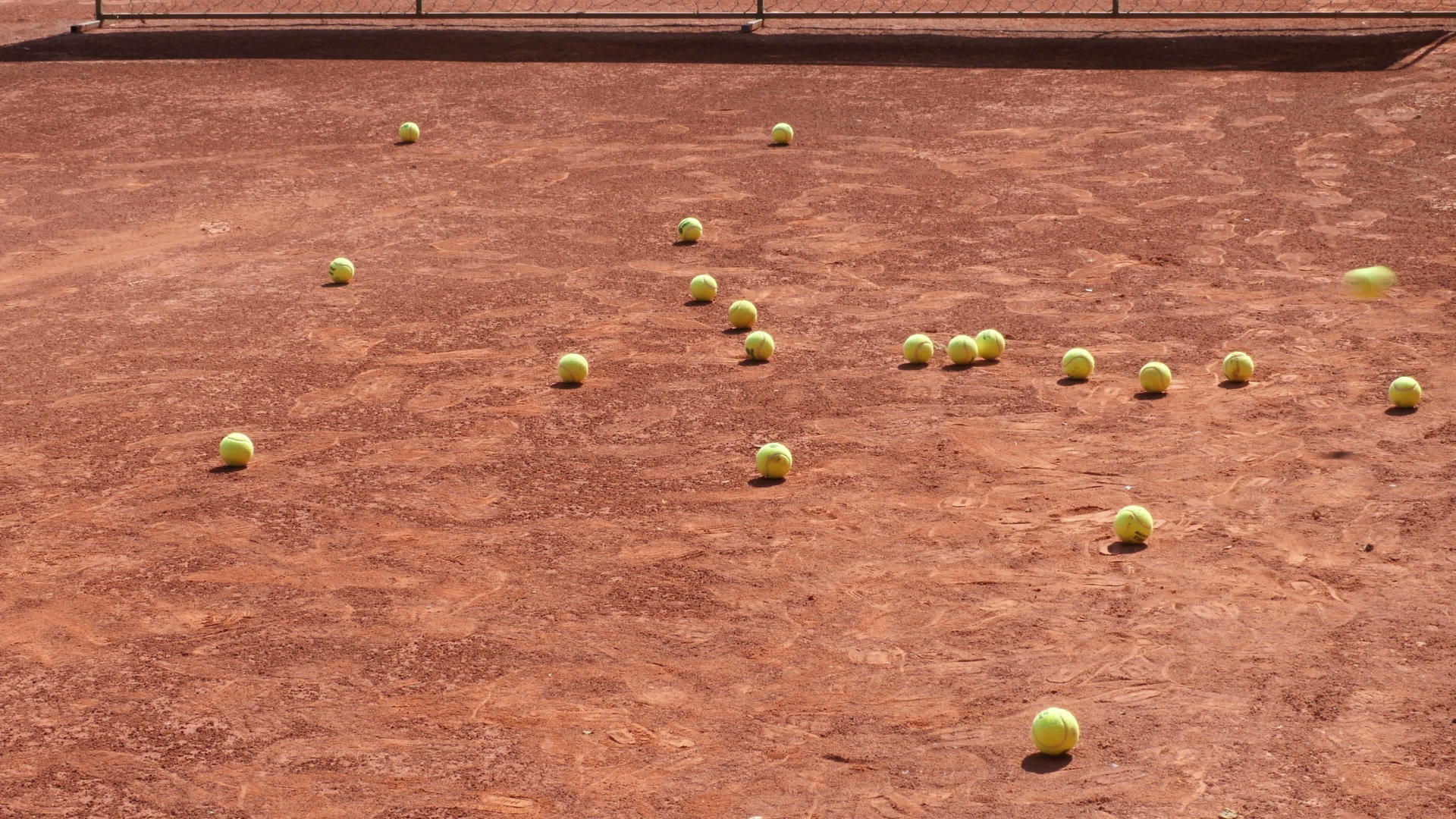 粘土网球场4k个网球卷视频的预览图