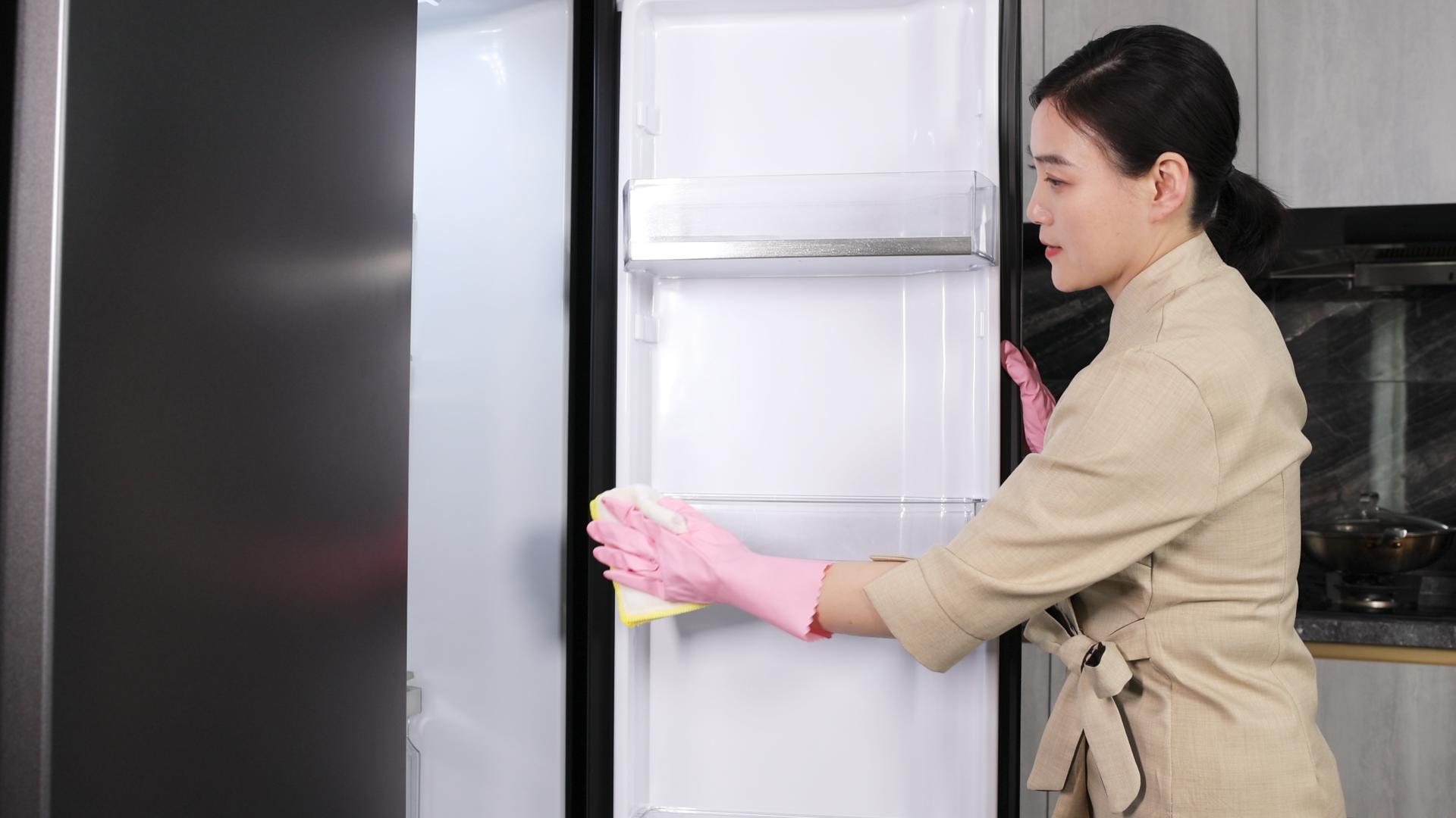 清洁冰箱的家庭保姆视频的预览图