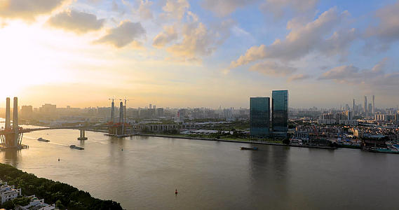 番禺洛溪大桥和地标广州塔旋转移动延时摄影4K视频的预览图