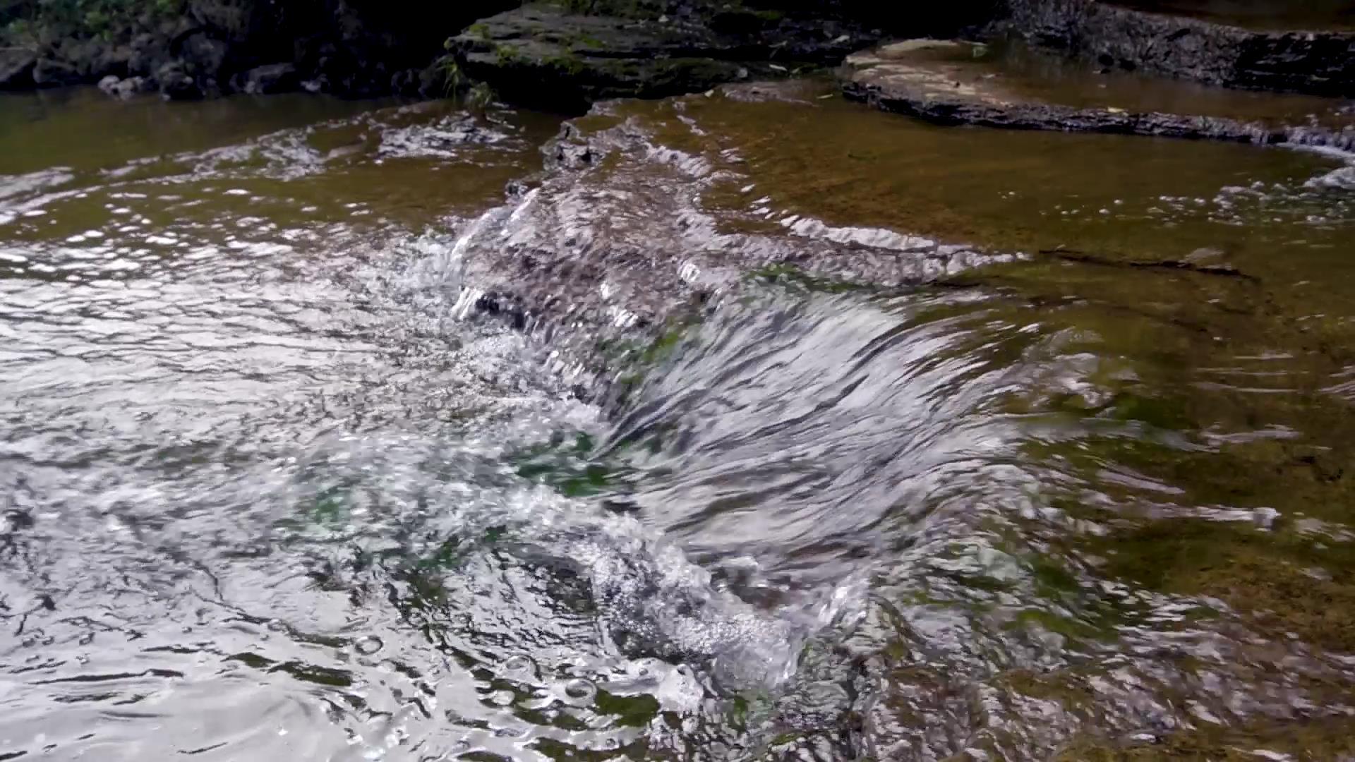 山涧溪流流水瀑布视频的预览图