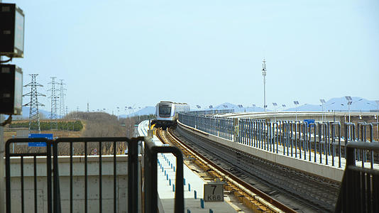 4k地铁进站地铁内窗外空镜头视频的预览图