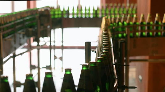 啤酒厂生产线啤酒瓶视频的预览图