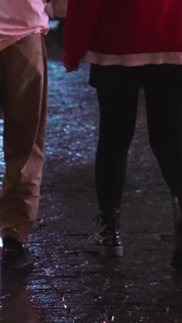 城市夜晚雨夜湿滑地面购物人物背影素材素材视频的预览图