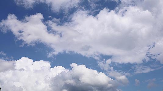 阳光明媚的蓝天自然的白云视频的预览图