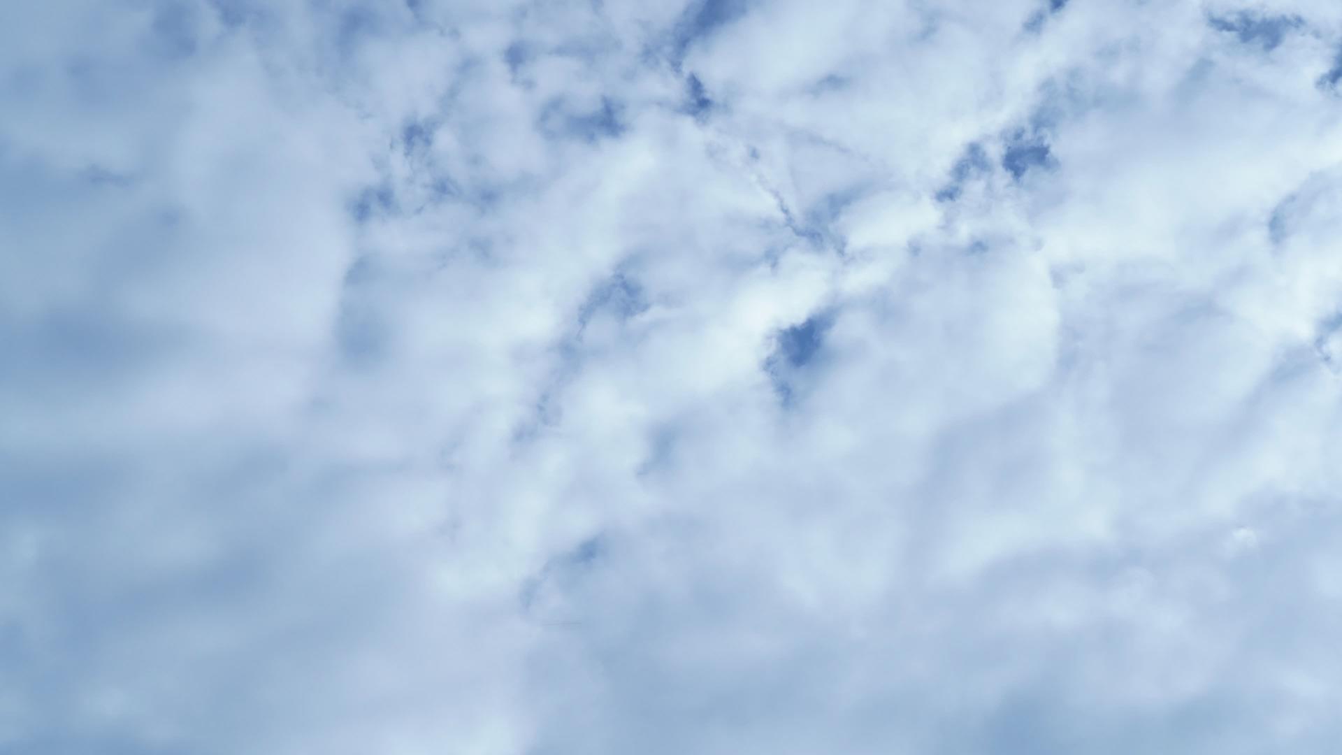 4k云在天空中视频的预览图