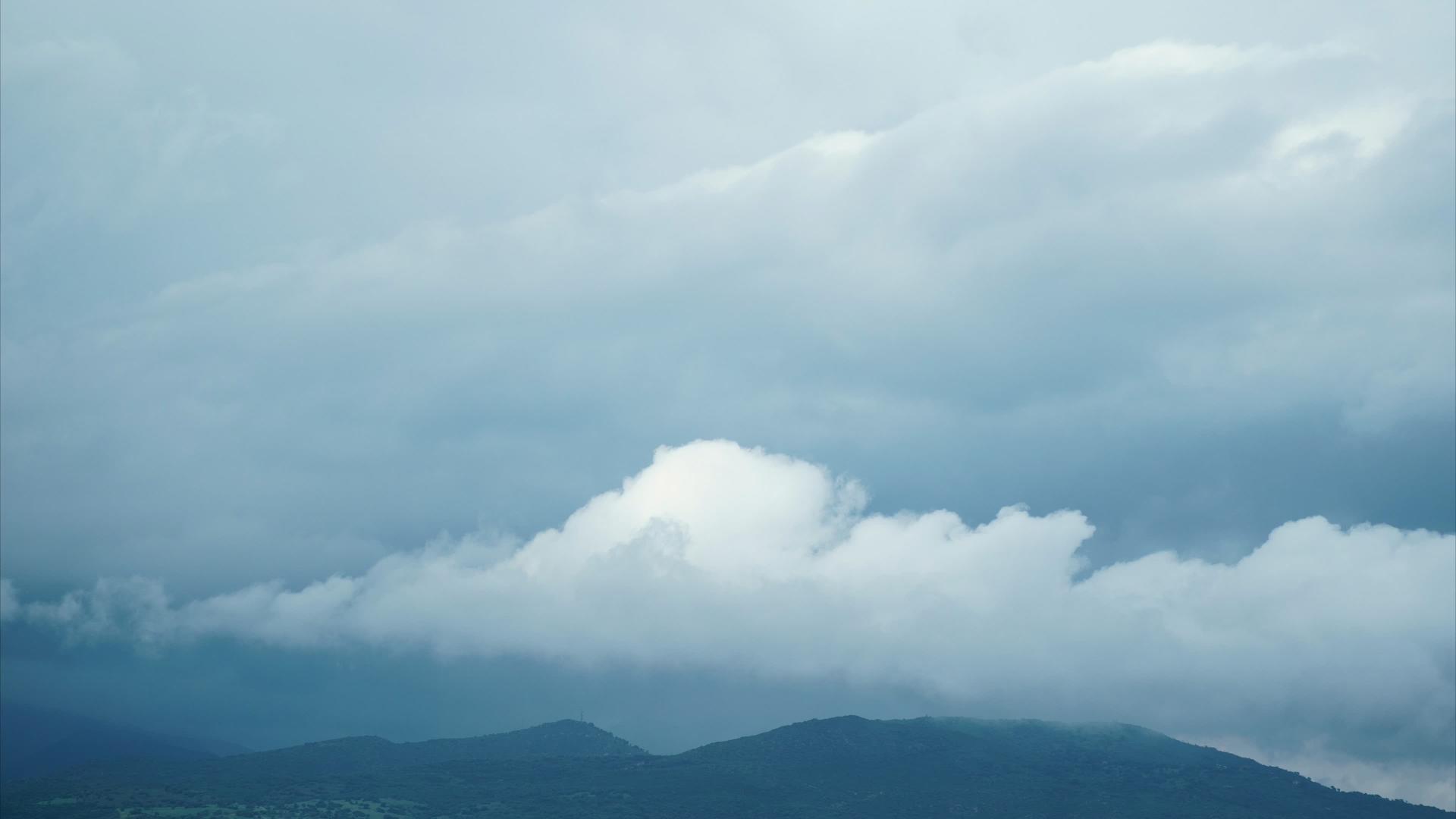 云层在高山上视频的预览图
