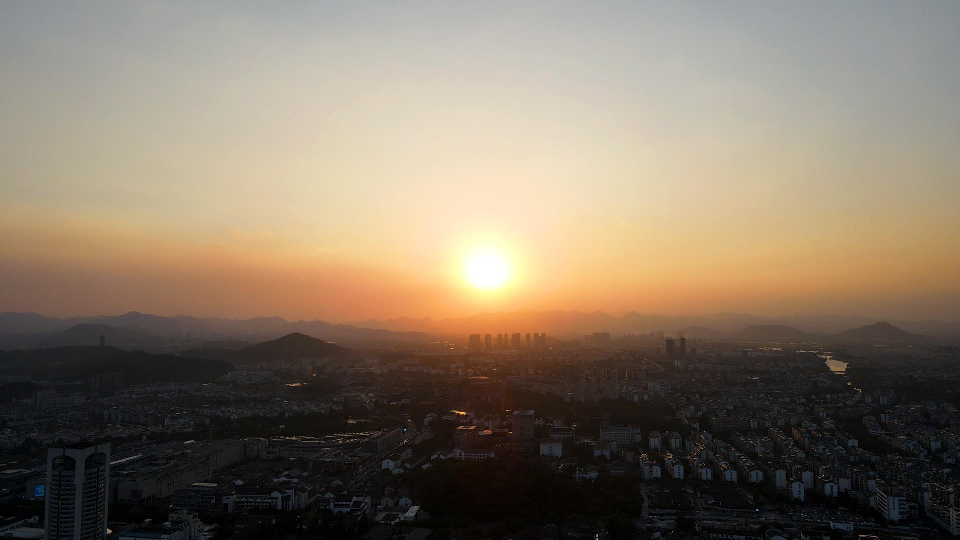 航拍绍兴城市日落视频视频的预览图