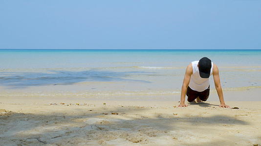 运动员在沙滩上锻炼视频的预览图