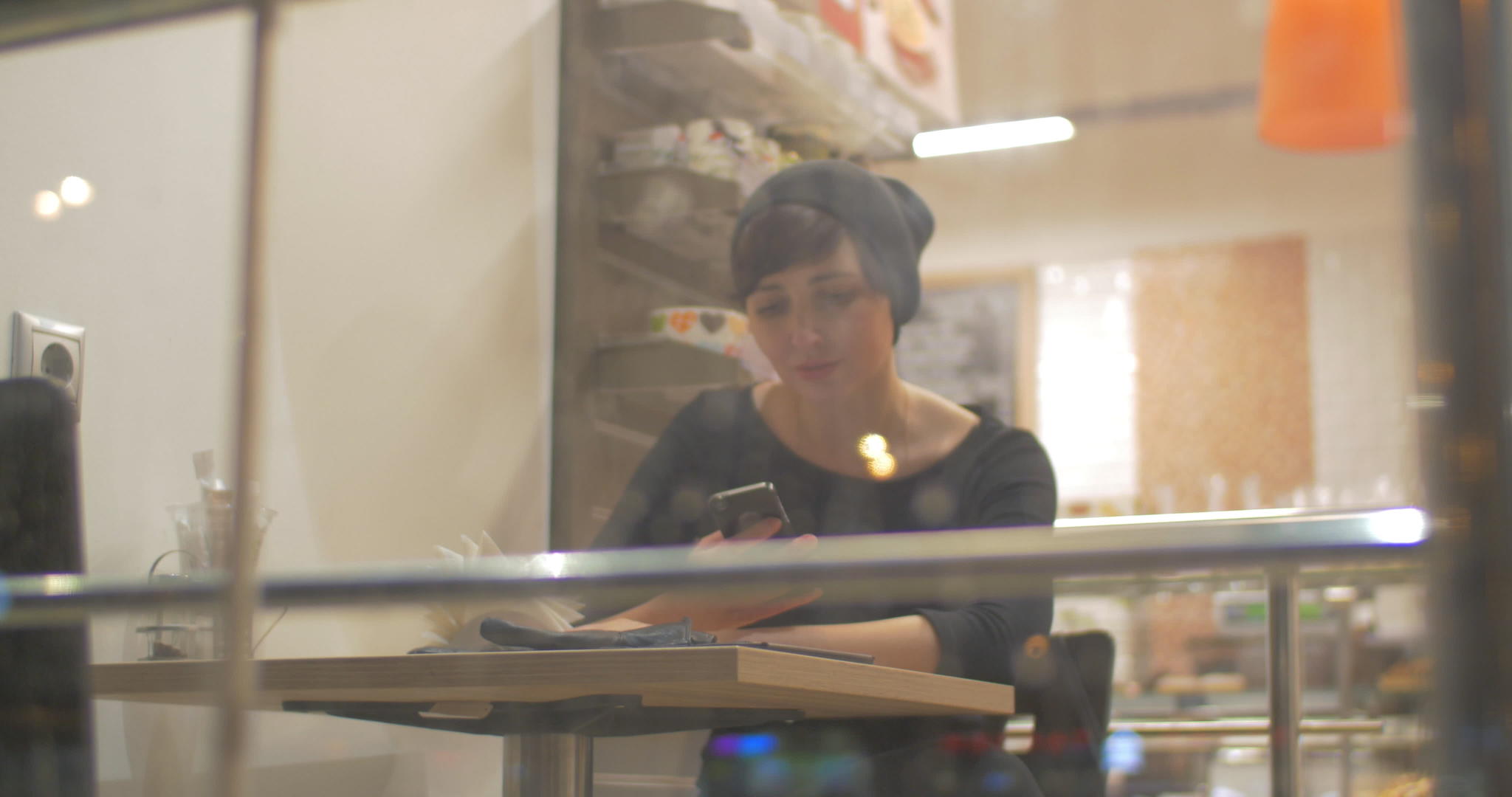 女性在咖啡馆用手机交流视频的预览图