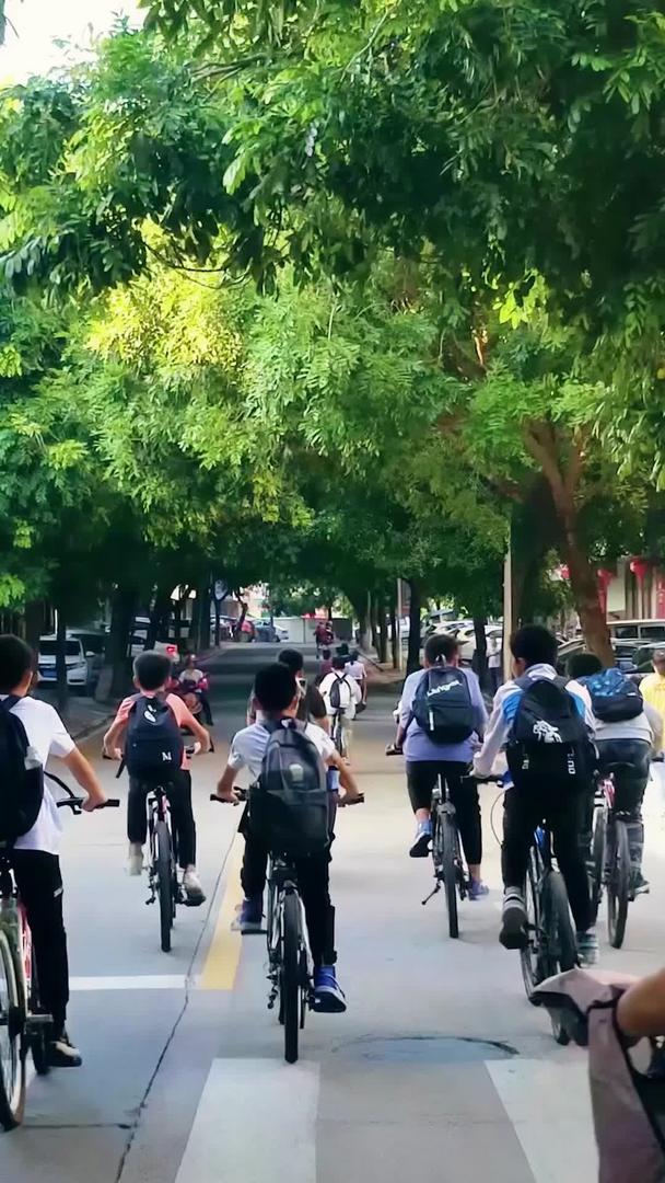 乡镇中学放学后一群学生骑着自行车玩得很开心视频的预览图