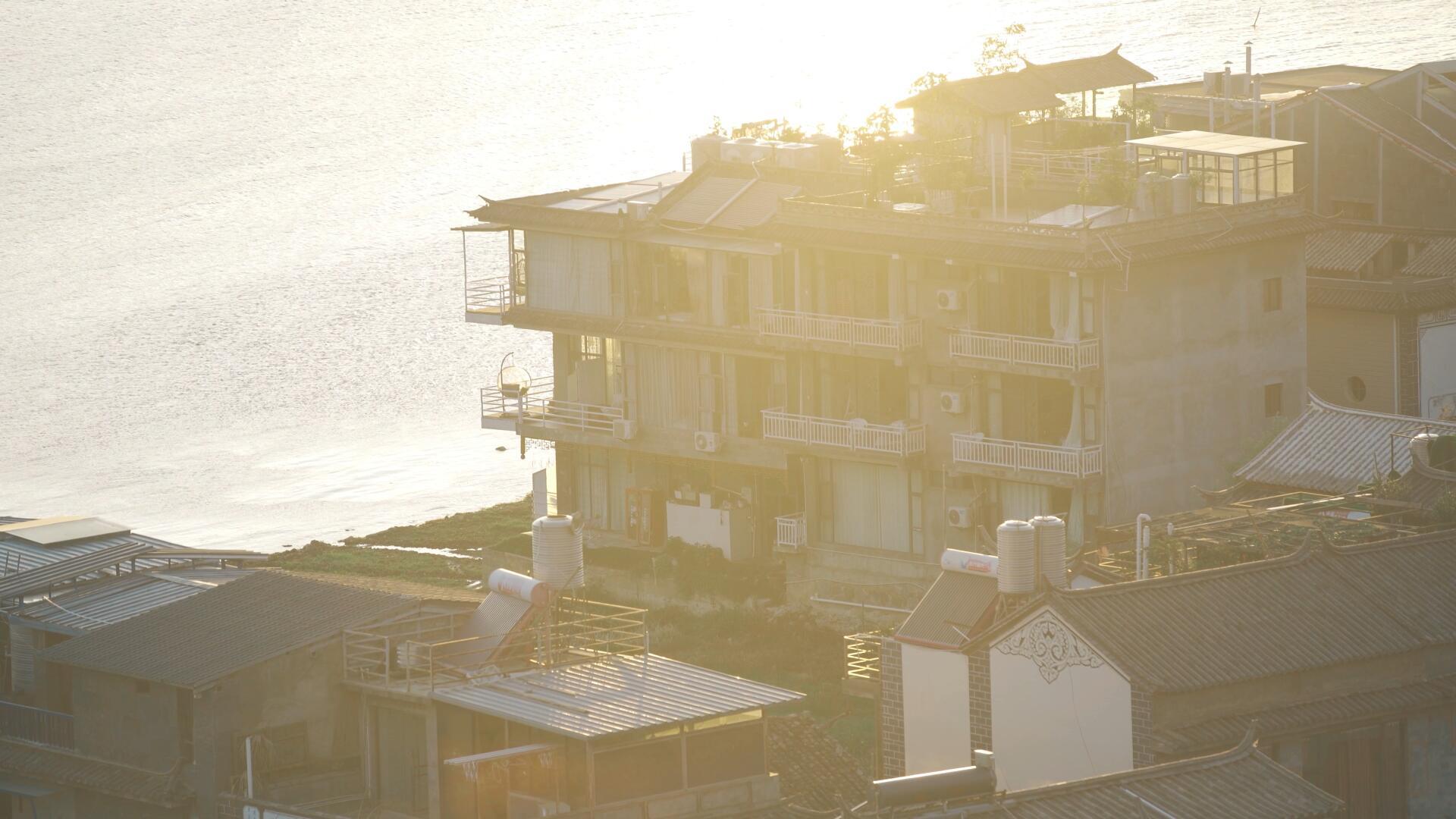 夕阳下湖边仿古建筑度假休闲别墅视频的预览图