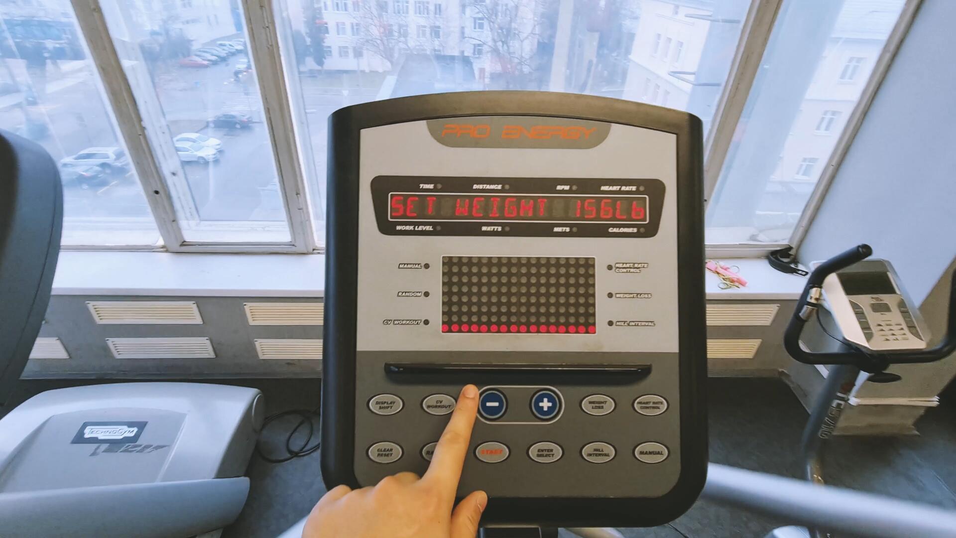 健身房椭圆机锻炼第一视角视频的预览图