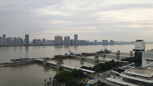 航拍长江中下游汛期防汛最大洪峰过境后被水淹没的港口码头防汛素材视频的预览图