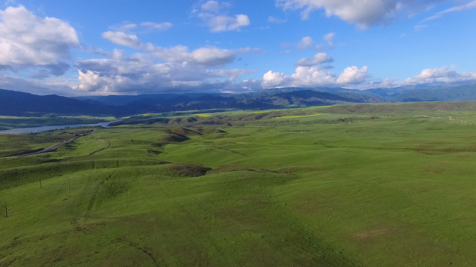 新疆航拍山野草原农田水利公路视频的预览图