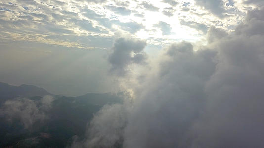 天空云层日出耶稣光逆光白云视频的预览图