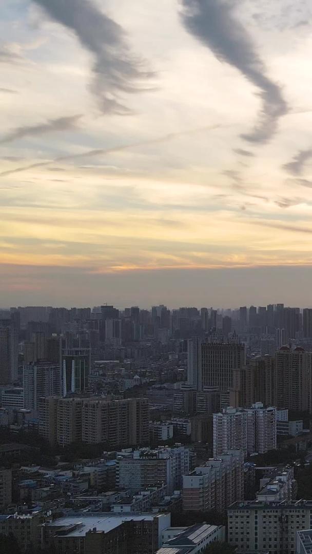 航空拍摄城市日落天空下的道路交通材料视频的预览图