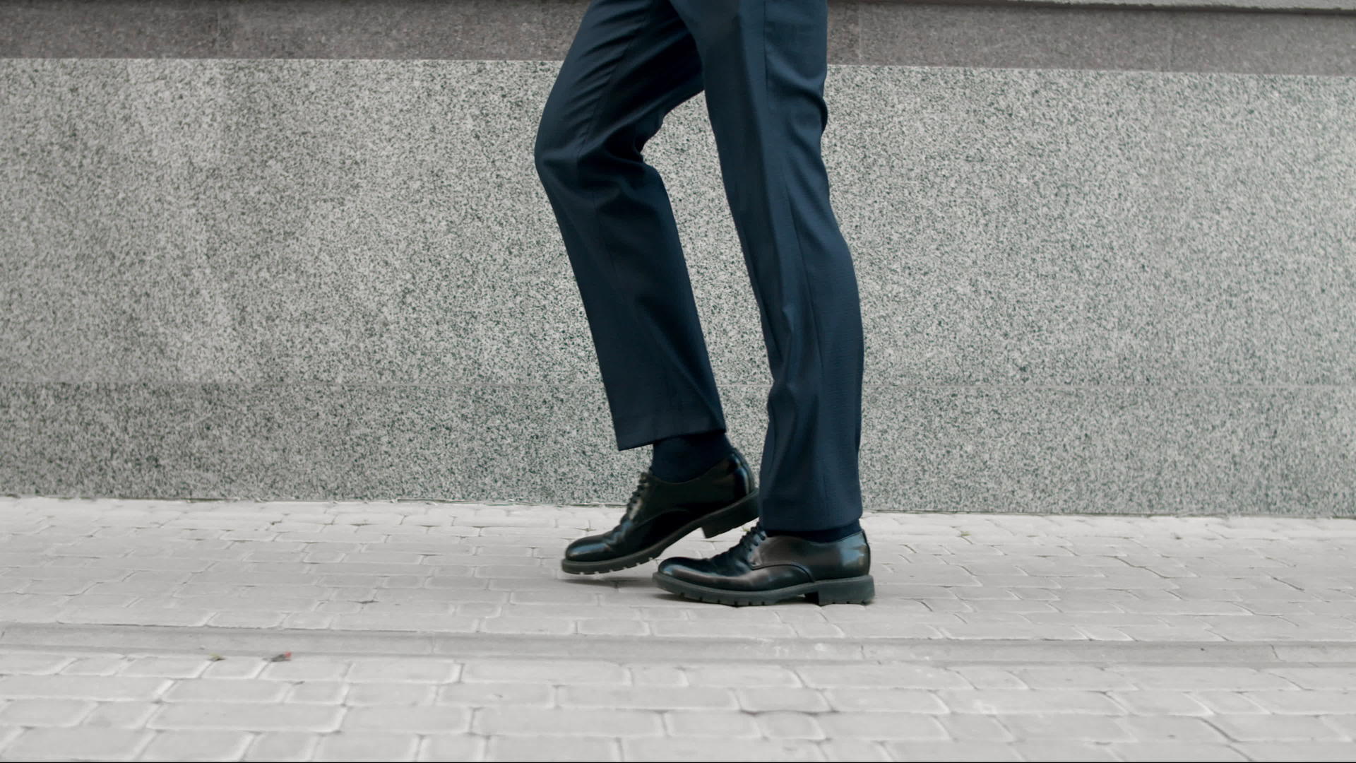 商人用黑鞋走路视频的预览图