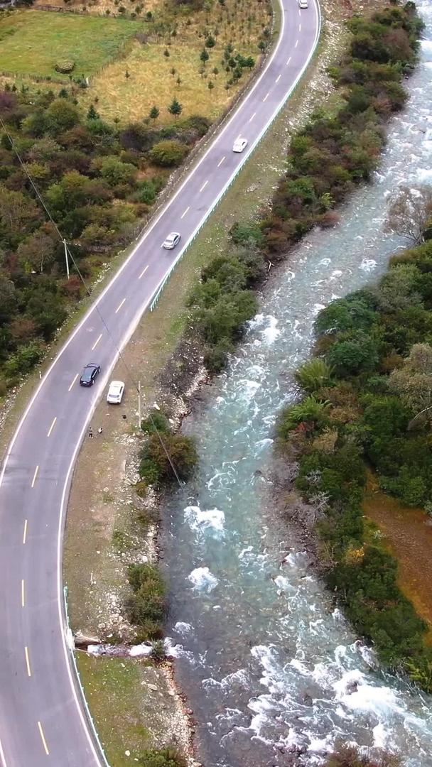 河流公路蜿蜒在航拍山谷中视频的预览图