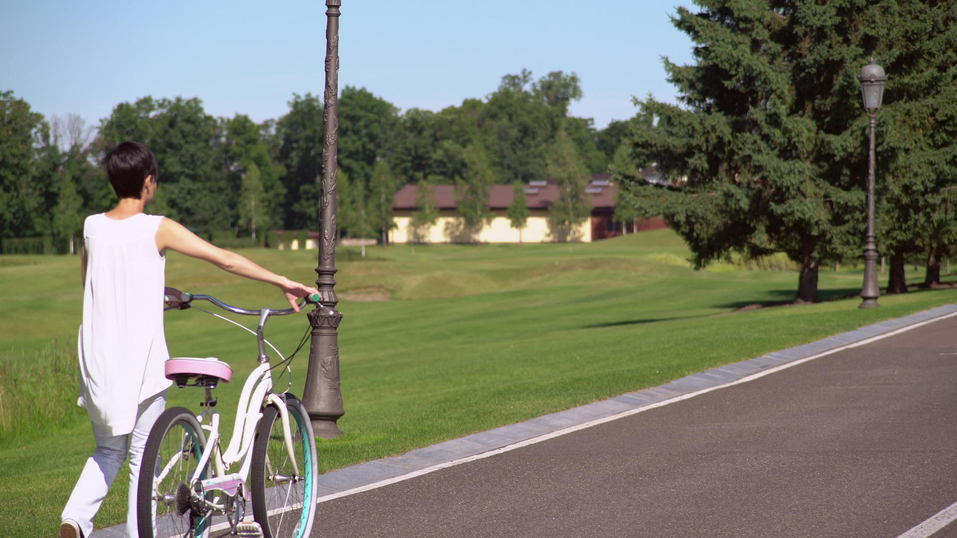 女孩骑自行车视频的预览图
