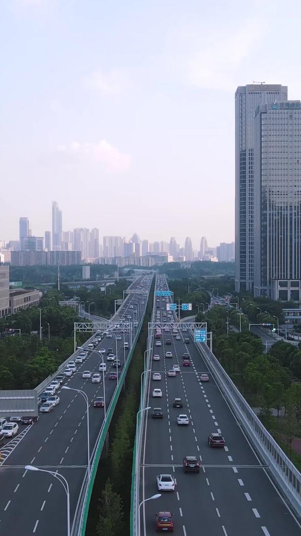 航拍城市上下班高峰期高架桥堵车材料视频的预览图