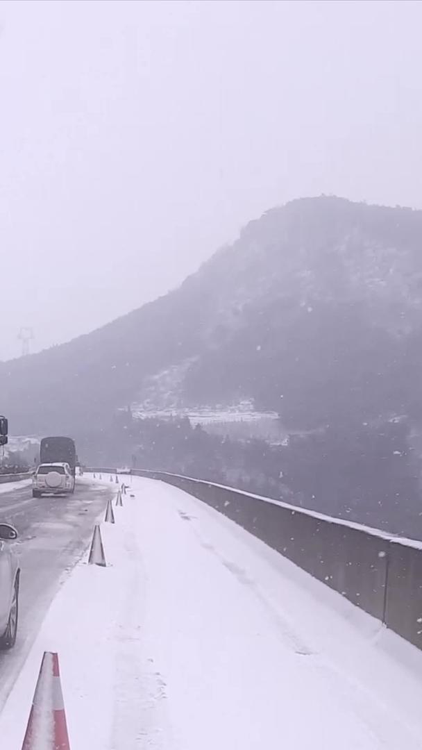 大雪山路堵车封山雪山路实拍视频的预览图