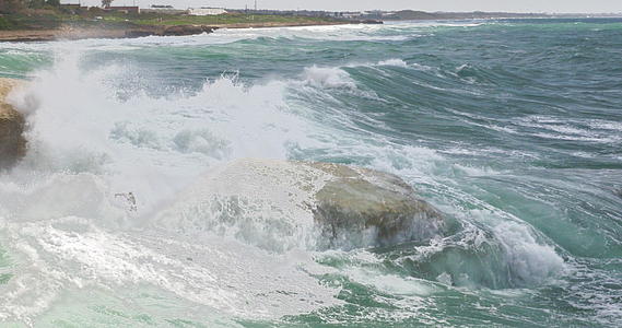 海浪和海浪粉碎了岩石视频的预览图
