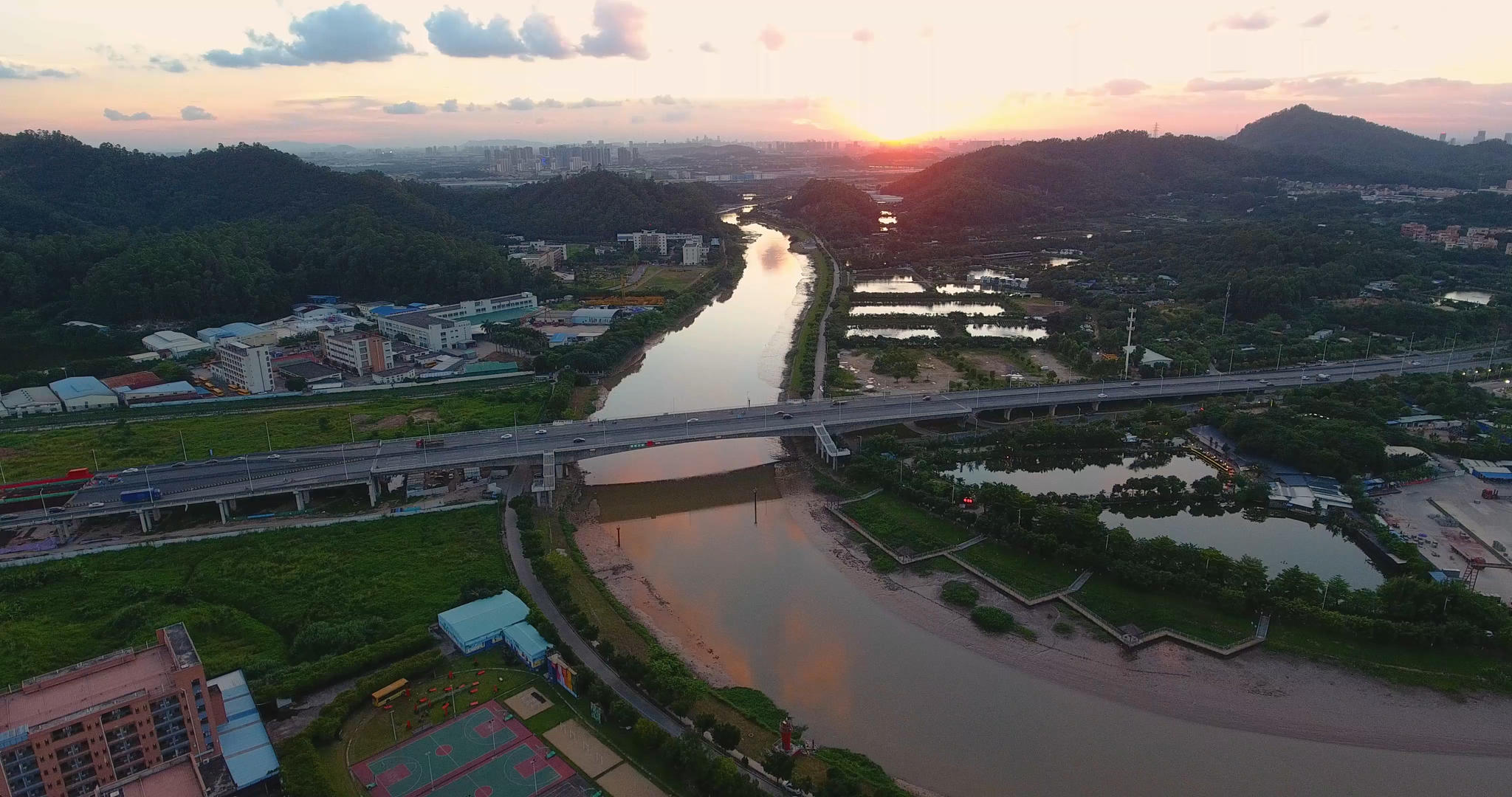 广州观景大桥航拍日落黄昏4k视频的预览图