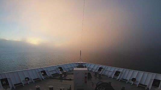 在挪威湾的海雾中视频的预览图