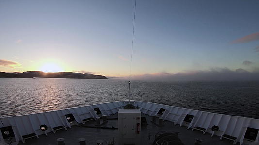 在挪威湾的海雾中视频的预览图