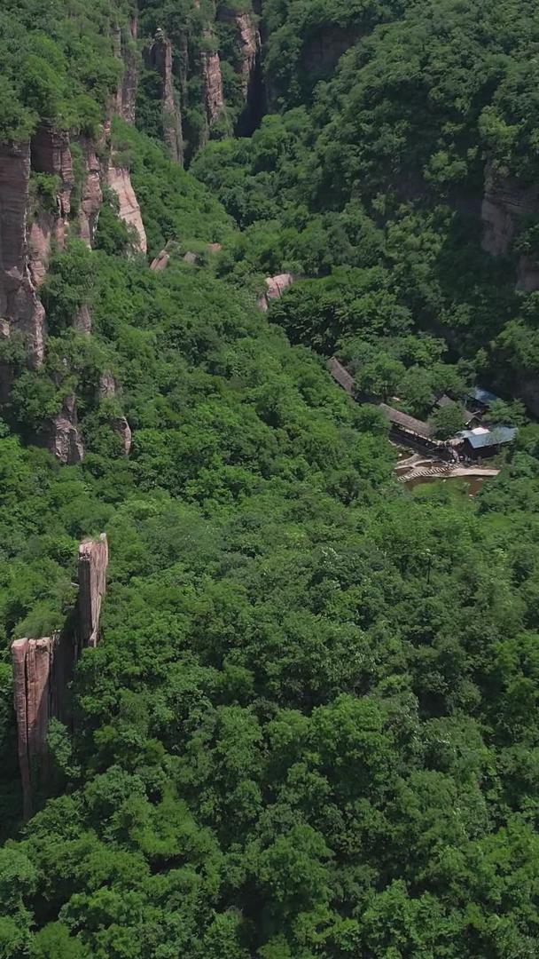 航拍5A龙潭大峡谷景区佛光罗汉崖视频视频的预览图