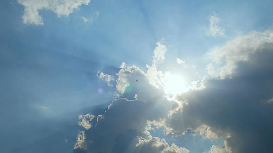 蓝天云有阳光光束视频的预览图