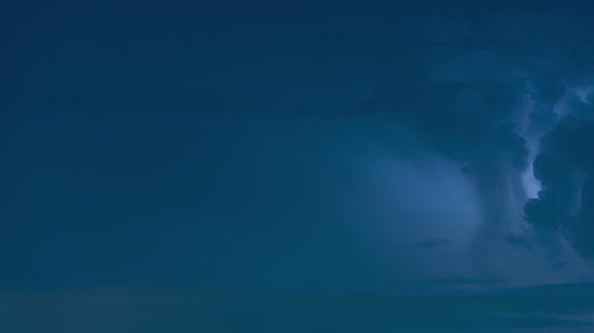 雷雨中的闪电和夜晚阴云的天空背景视频的预览图