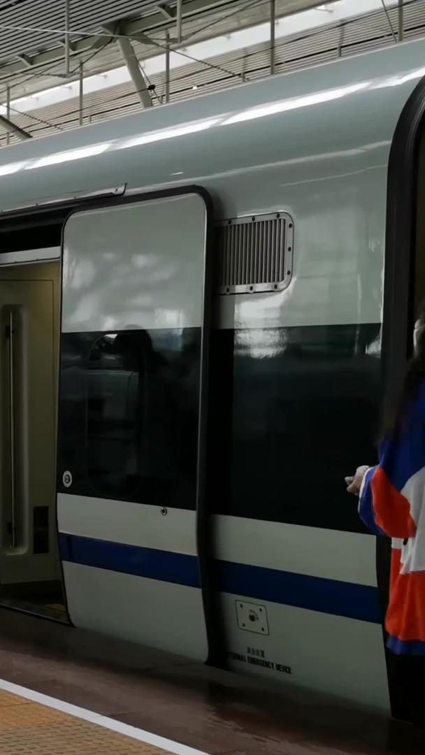 乘坐高铁和谐号的人群视频的预览图