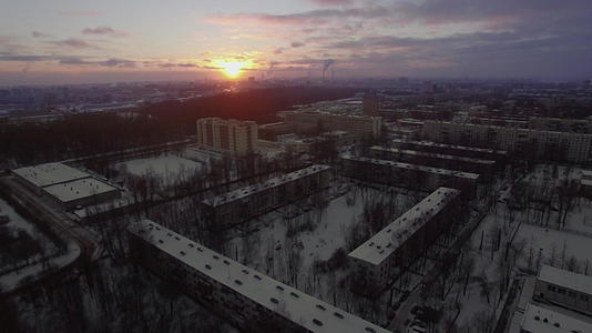 冬天在俄罗斯彼得斯堡日出时的空中城市风景视频的预览图