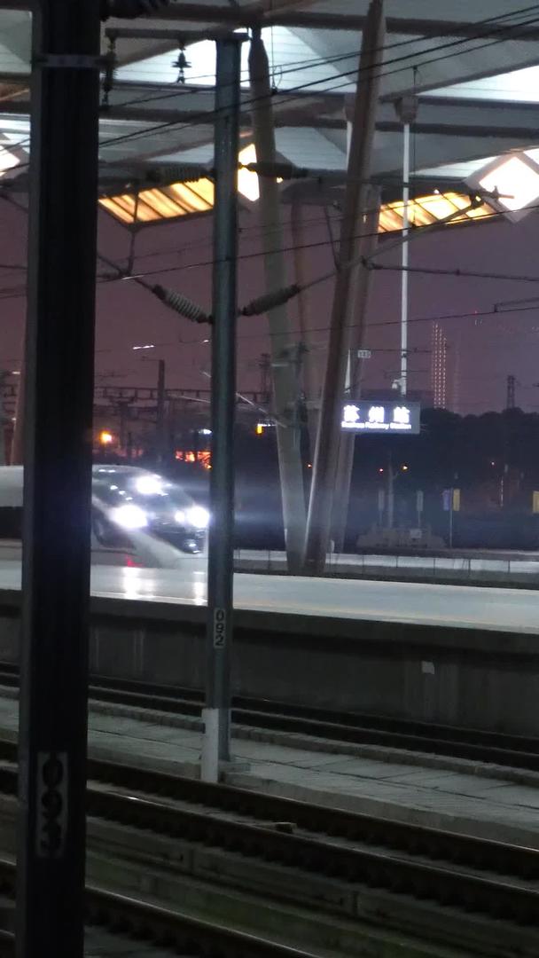 夜间高铁进站视频的预览图