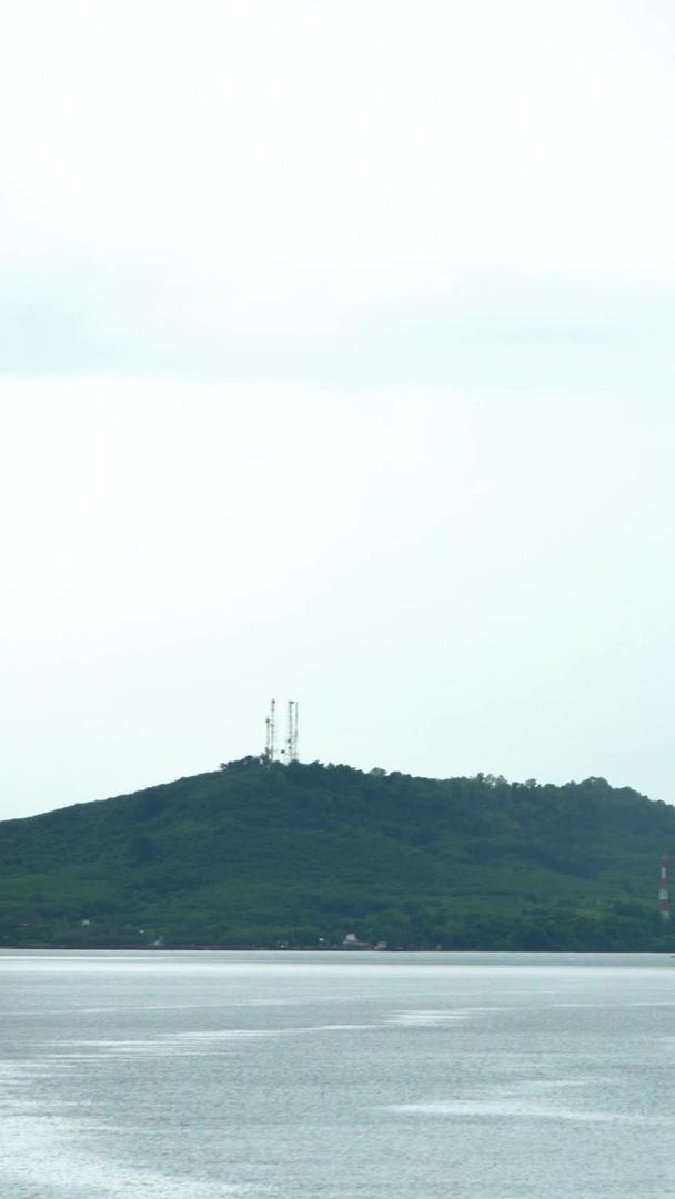 雨天渡海实拍轮渡海视频的预览图