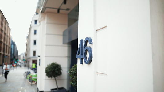 46号地址在白色大楼入口旁的墙上视频的预览图