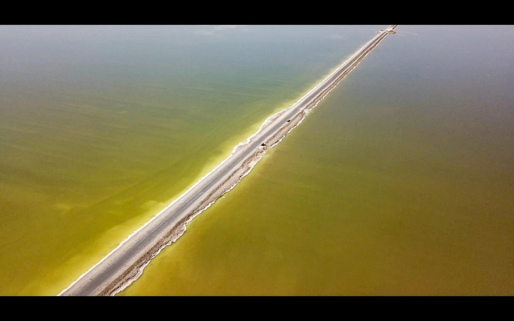 察尔汗盐湖万丈盐桥4K航拍视频视频的预览图