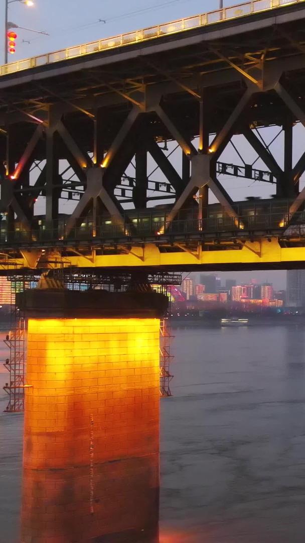 长江航拍城市地标公铁两用桥梁交通素材视频的预览图