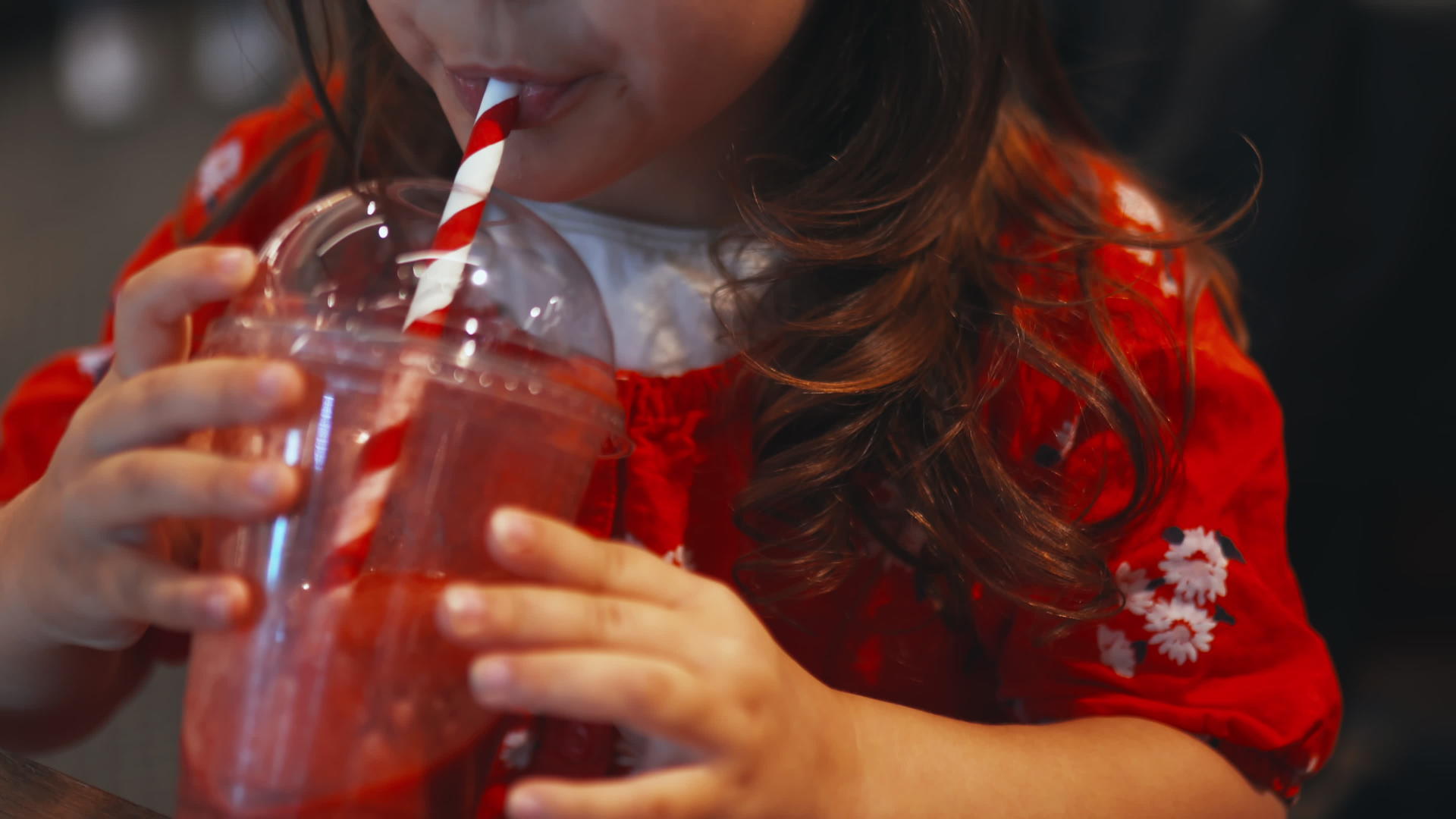 快乐的小女孩喝着她的红色冰淇淋视频的预览图