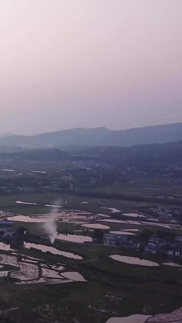 南方稻田炊烟日落景物航拍视频的预览图